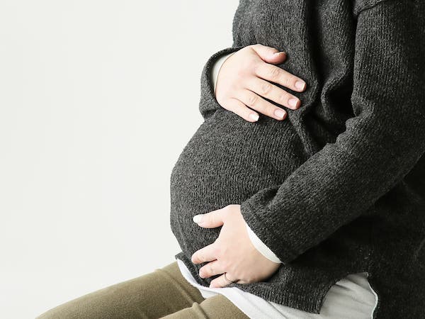 産後の腰痛で悩む人