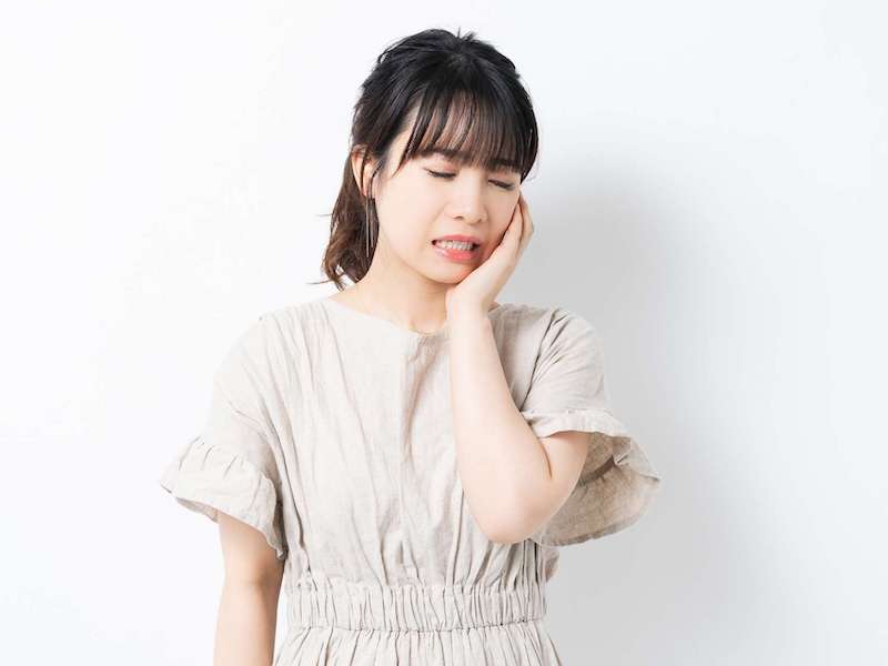 顎関節症で悩む人