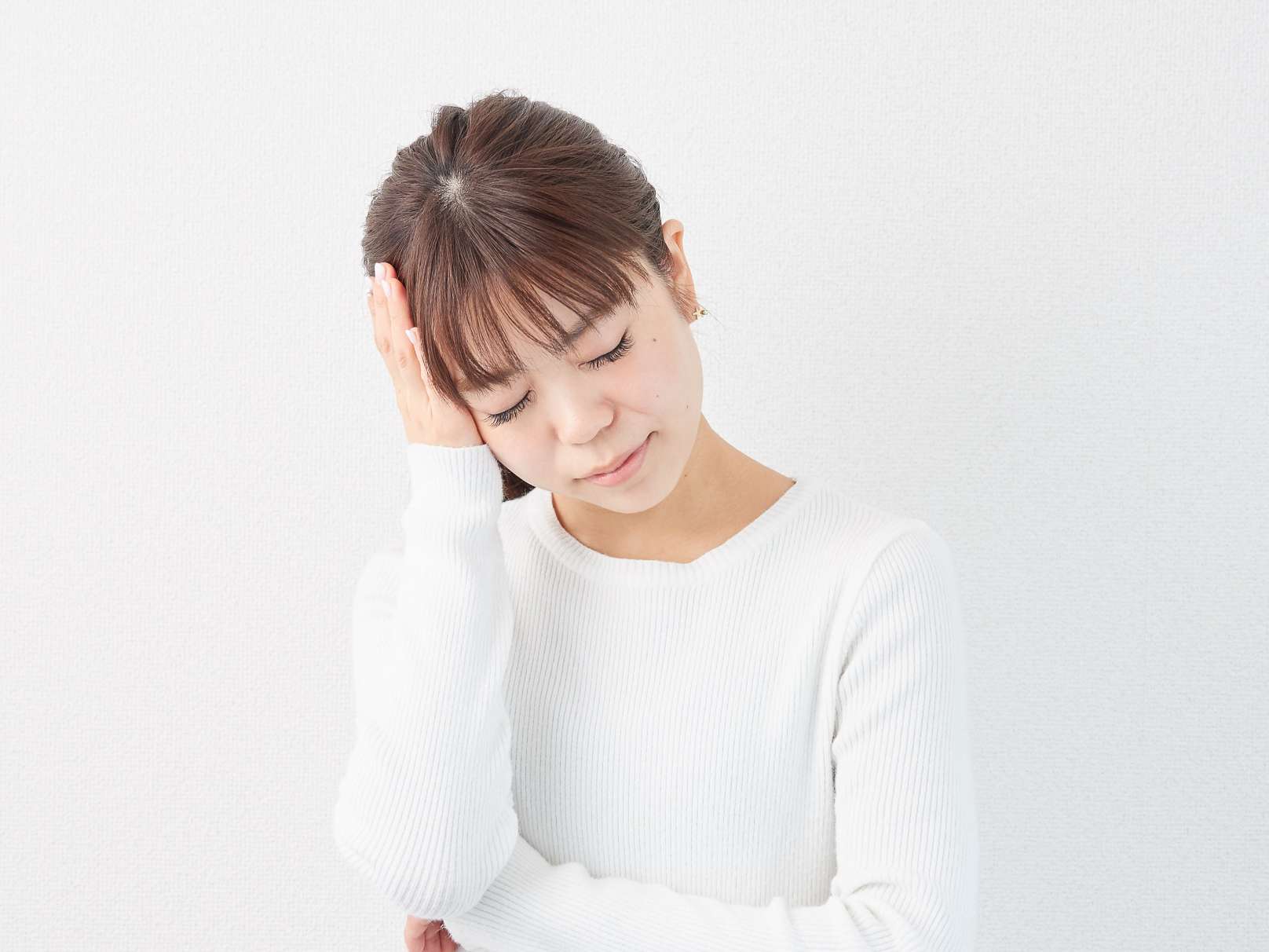 頭痛で悩む人
